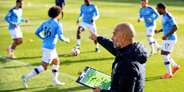 英超曼城队训练场景 - 球员正在进行战术演练，瓜迪奥拉在场边指导